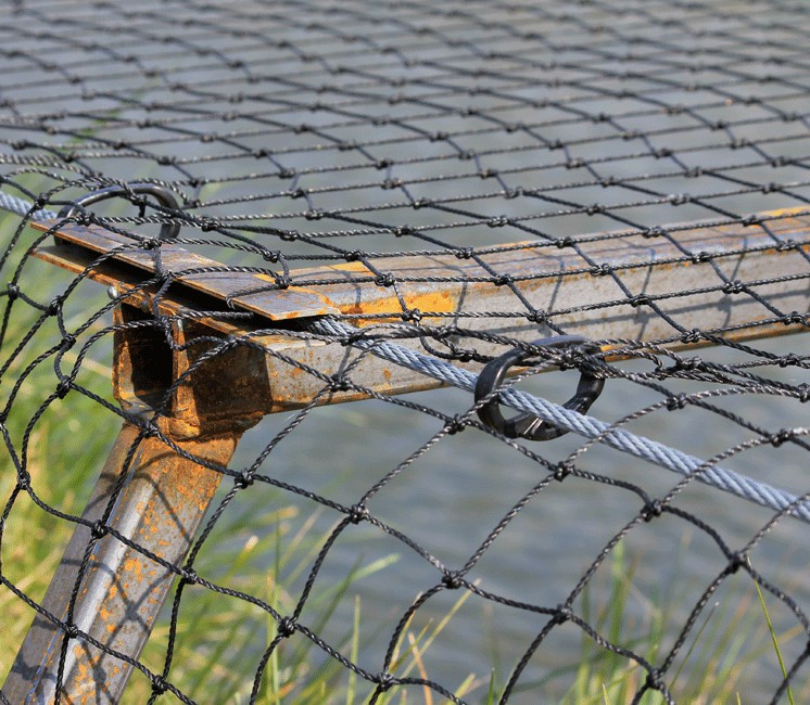 Filets de protection anti-pigeons pour balcons et façades
