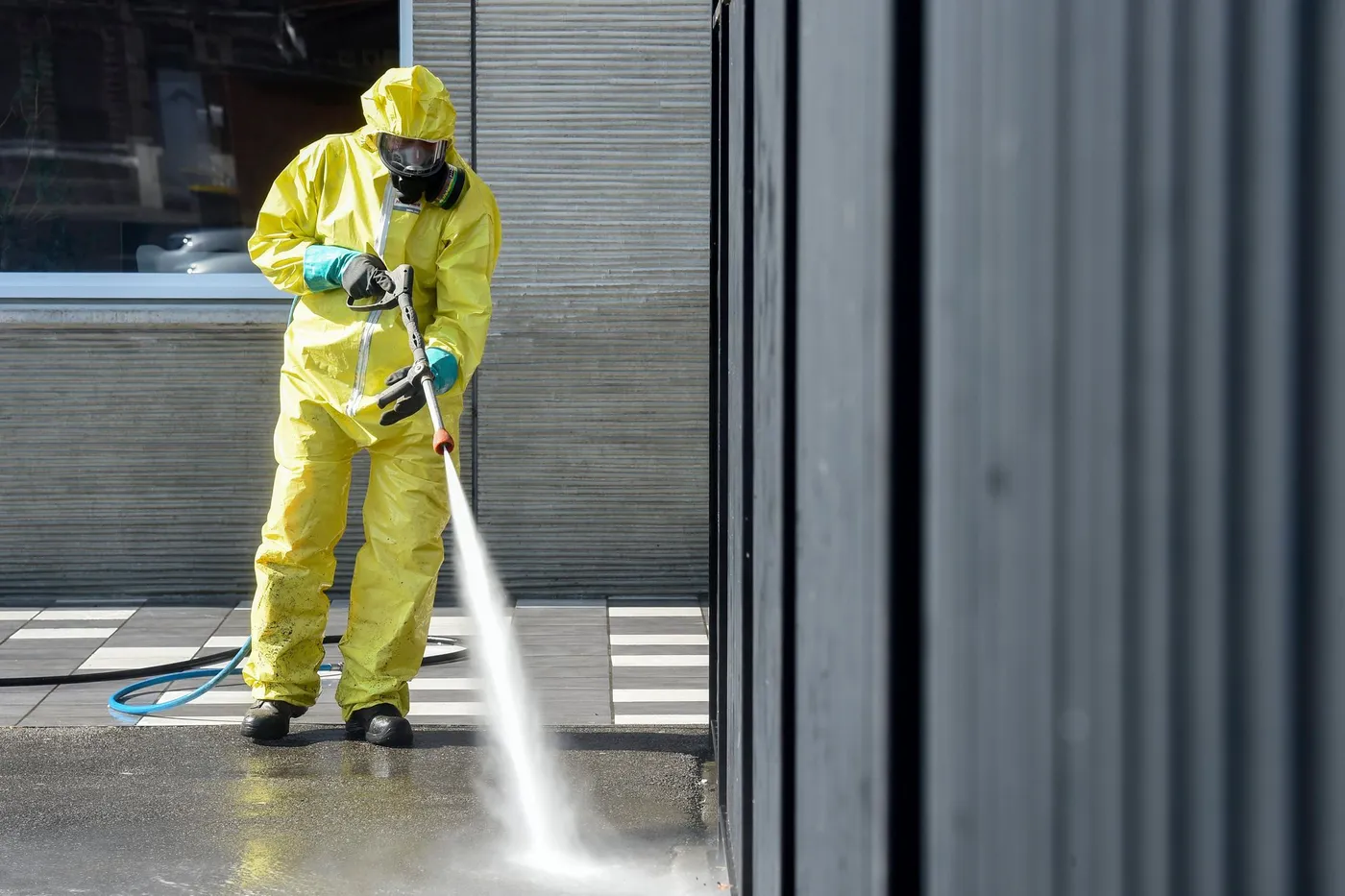 Technicien en équipement de protection effectuant une désinfection professionnelle à Paris
