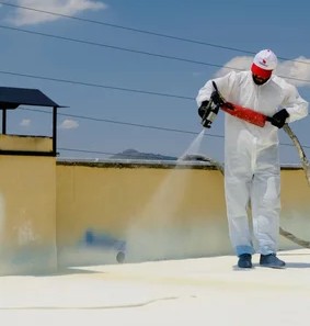 Agent d'hygiène professionnel effectuant le nettoyage et la désinfection d'un bâtiment à Paris